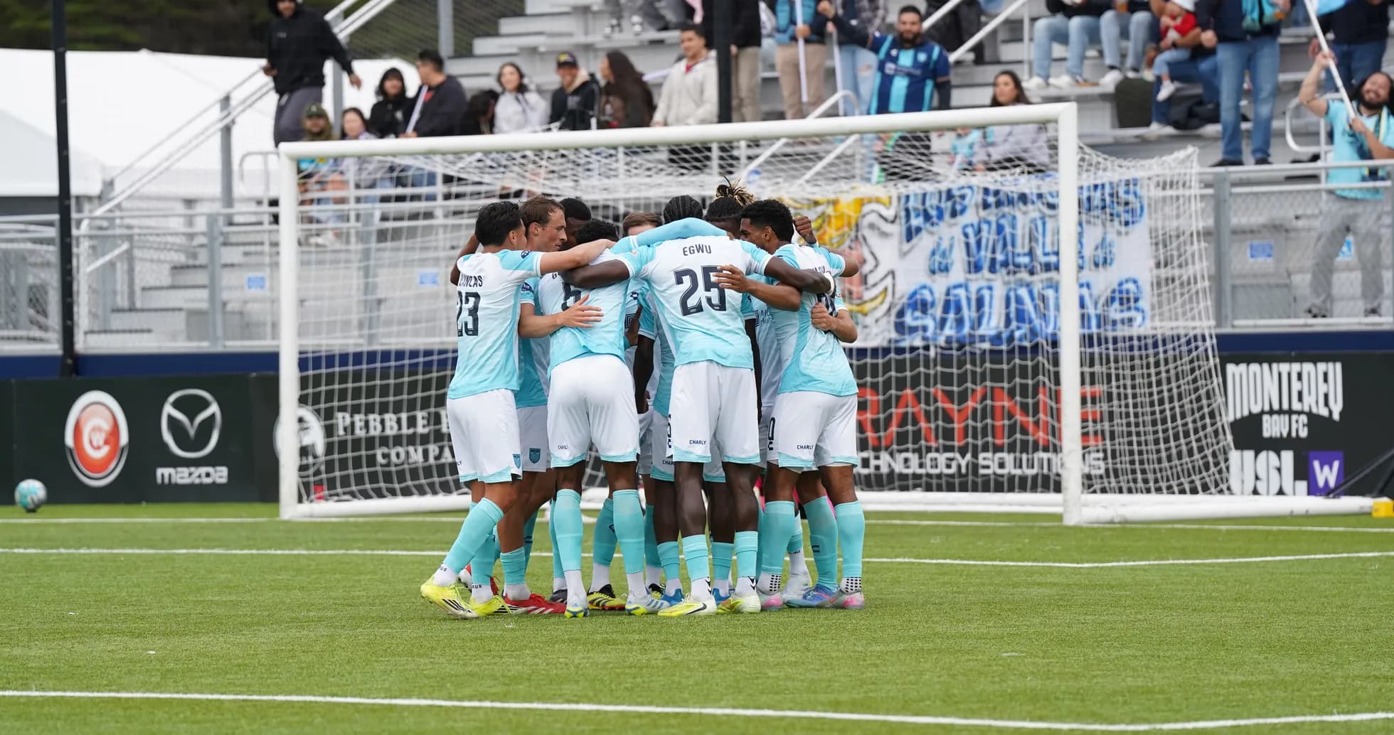 Equipo celebrando un gol en el partido Equipo celebrando un gol en el partido