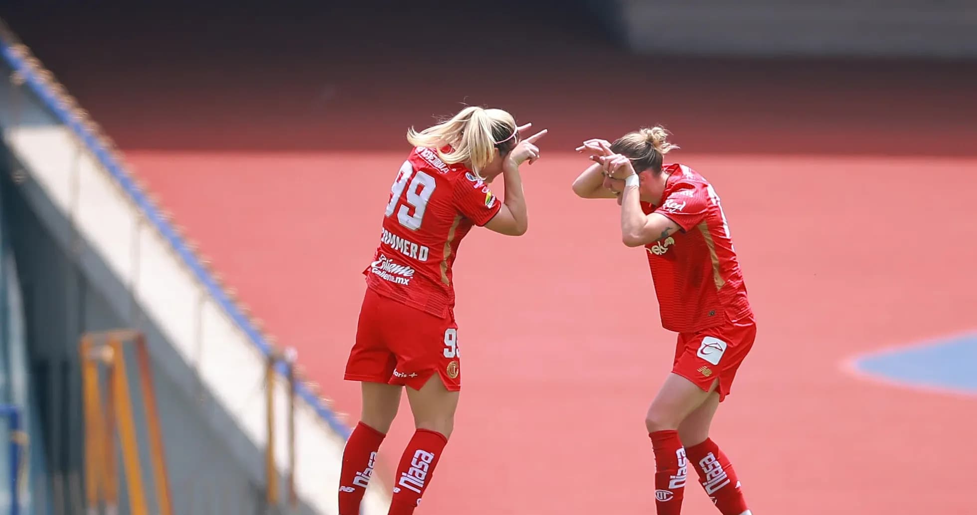 Jugadoras de Toluca celebrando un gol Jugadoras de Toluca celebrando un gol