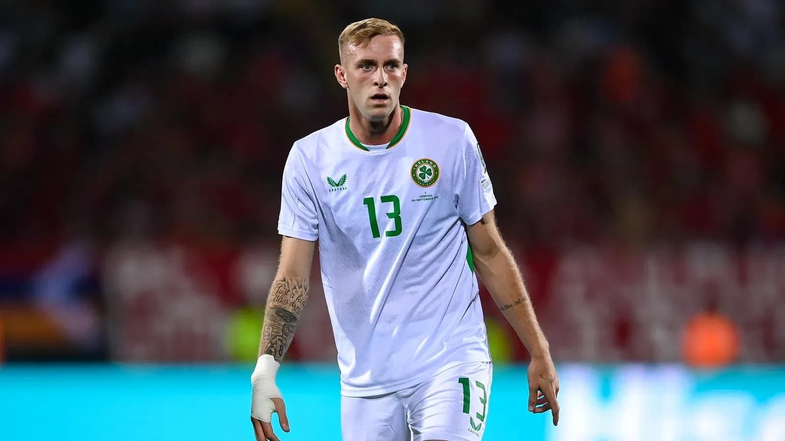 Jugador de fútbol en uniforme de Irlanda en el campo Jugador de fútbol en uniforme de Irlanda en el campo