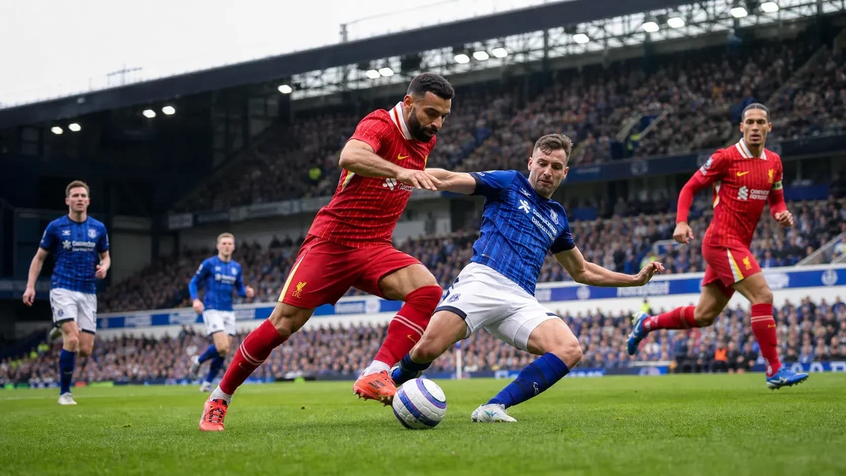 Jugadores de Liverpool y Everton disputando el balón Jugadores de Liverpool y Everton disputando el balón