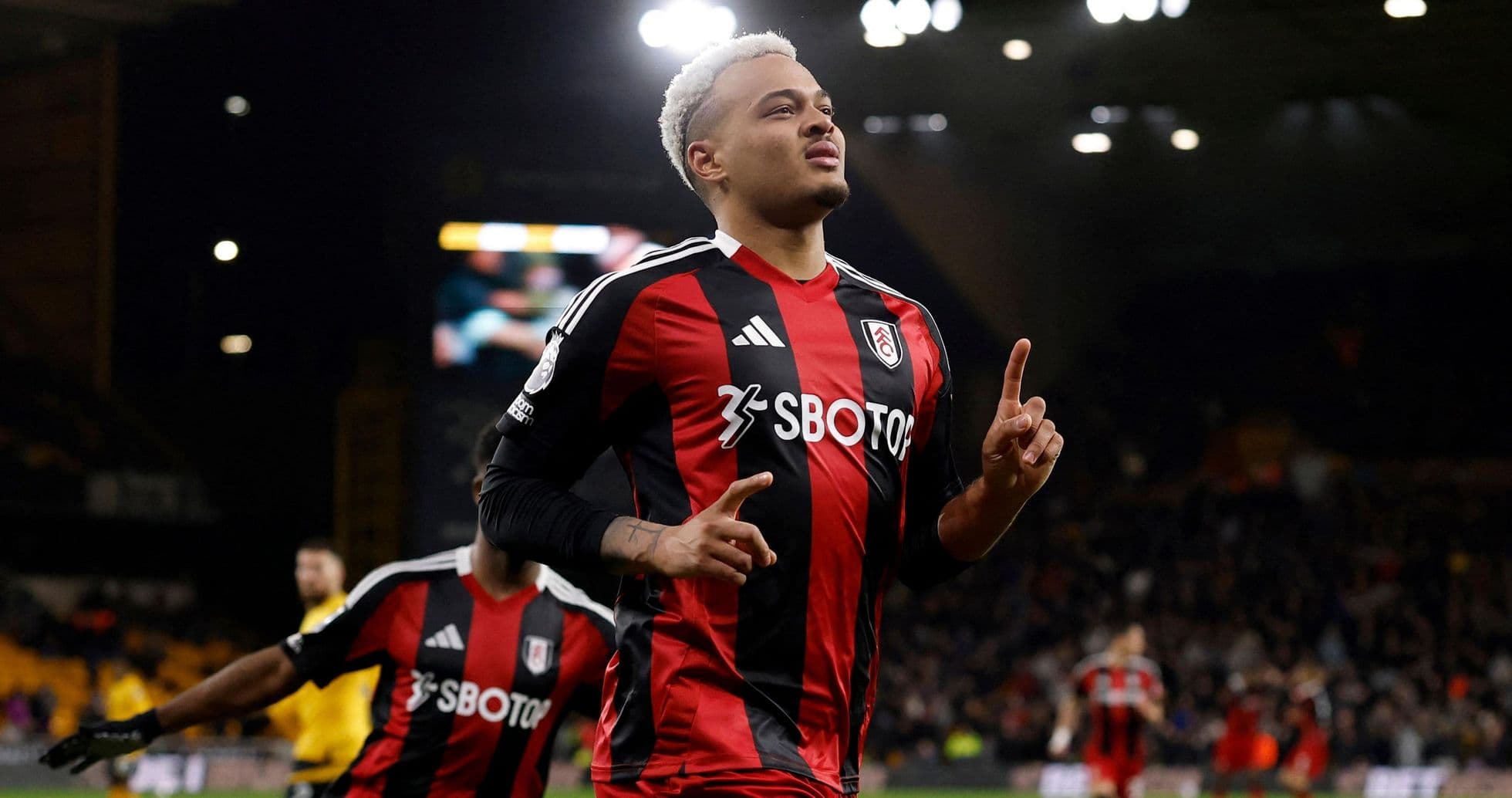 Jugador de Fulham celebra un gol Jugador de Fulham celebra un gol