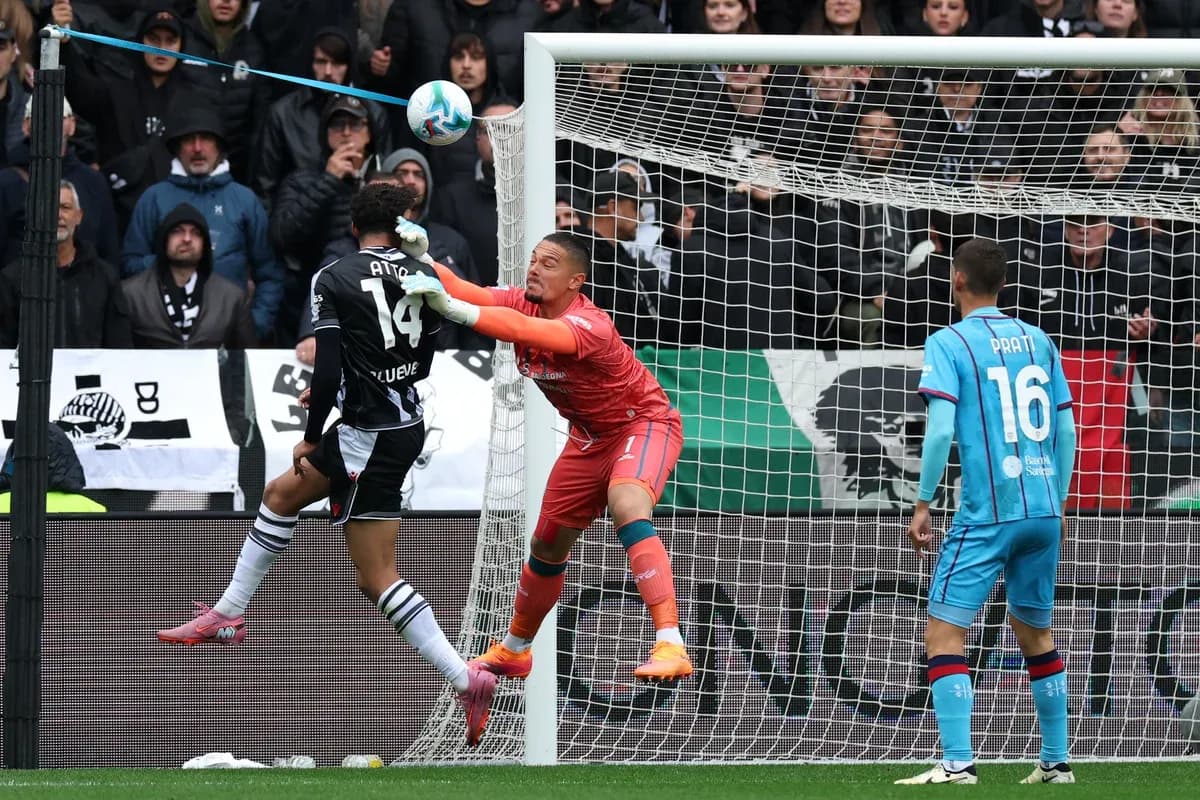 Jugador de Udinese tratando de anotar un gol Jugador de Udinese tratando de anotar un gol
