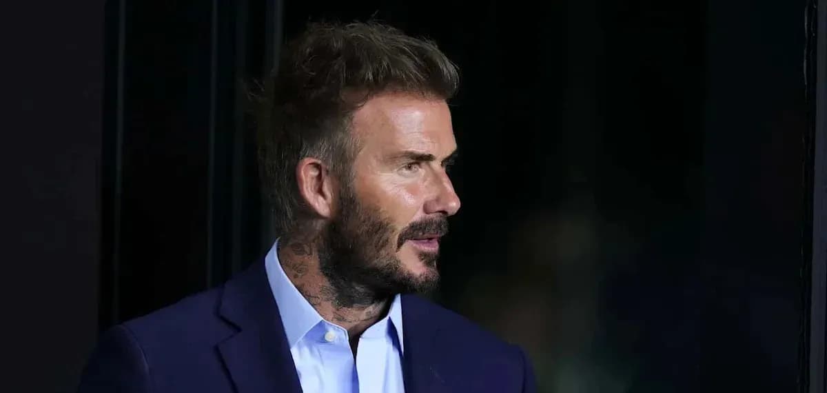 Hombre con cabello rubio y barba en traje oscuro Hombre con cabello rubio y barba en traje oscuro