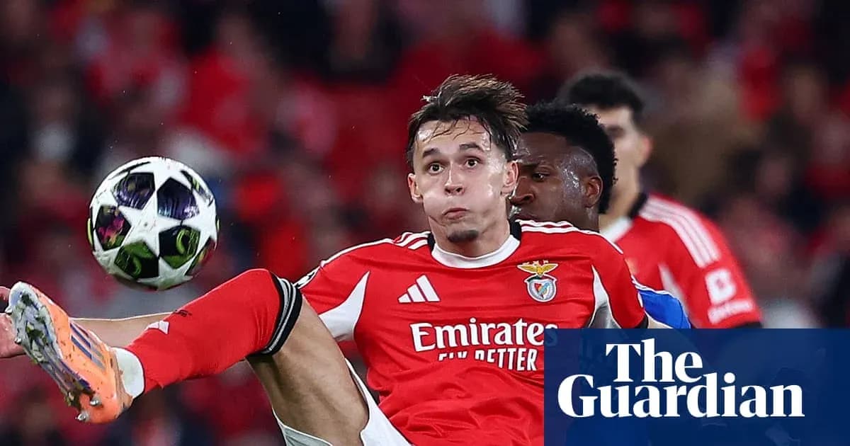 Jugador de Benfica despejando el balón en acción Jugador de Benfica despejando el balón en acción
