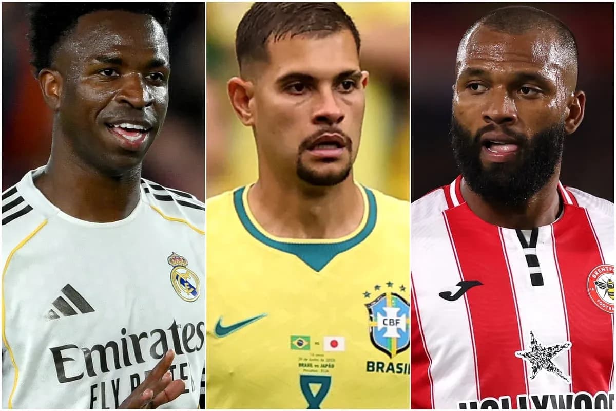 Tres jugadores de fútbol posando para la foto Tres jugadores de fútbol posando para la foto