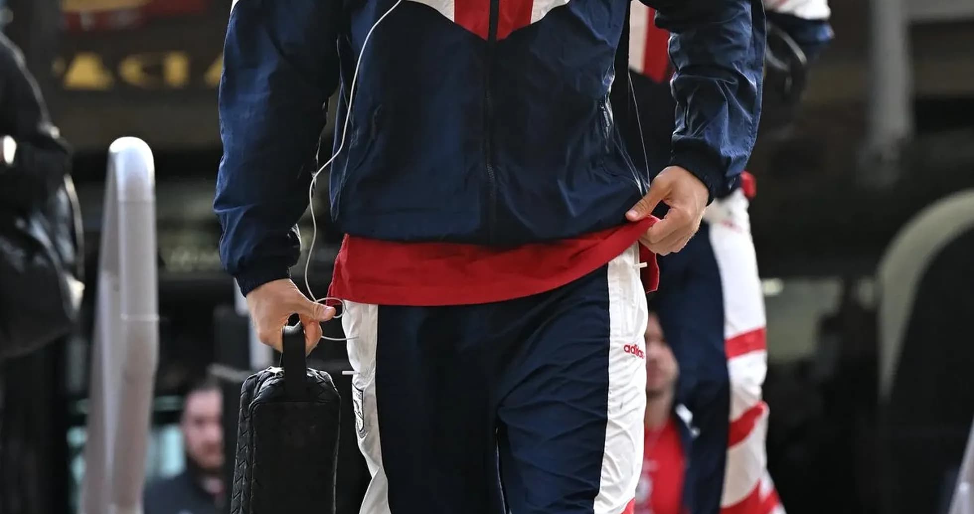 Jugador llegando con traje de entrenamiento y mochila Jugador llegando con traje de entrenamiento y mochila