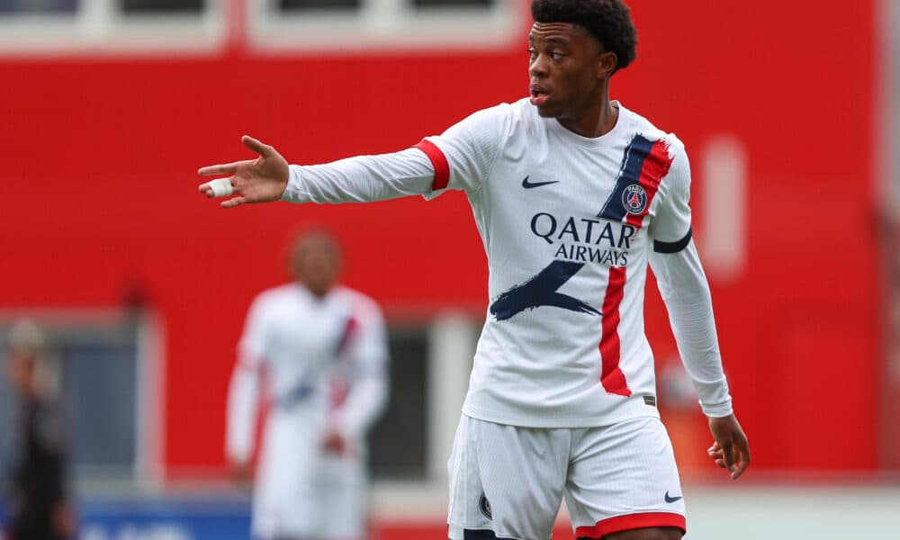 Jugador de PSG señalando durante el partido Jugador de PSG señalando durante el partido