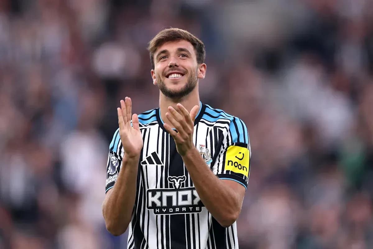 Jugador aplaudiendo con camiseta de Newcastle Jugador aplaudiendo con camiseta de Newcastle