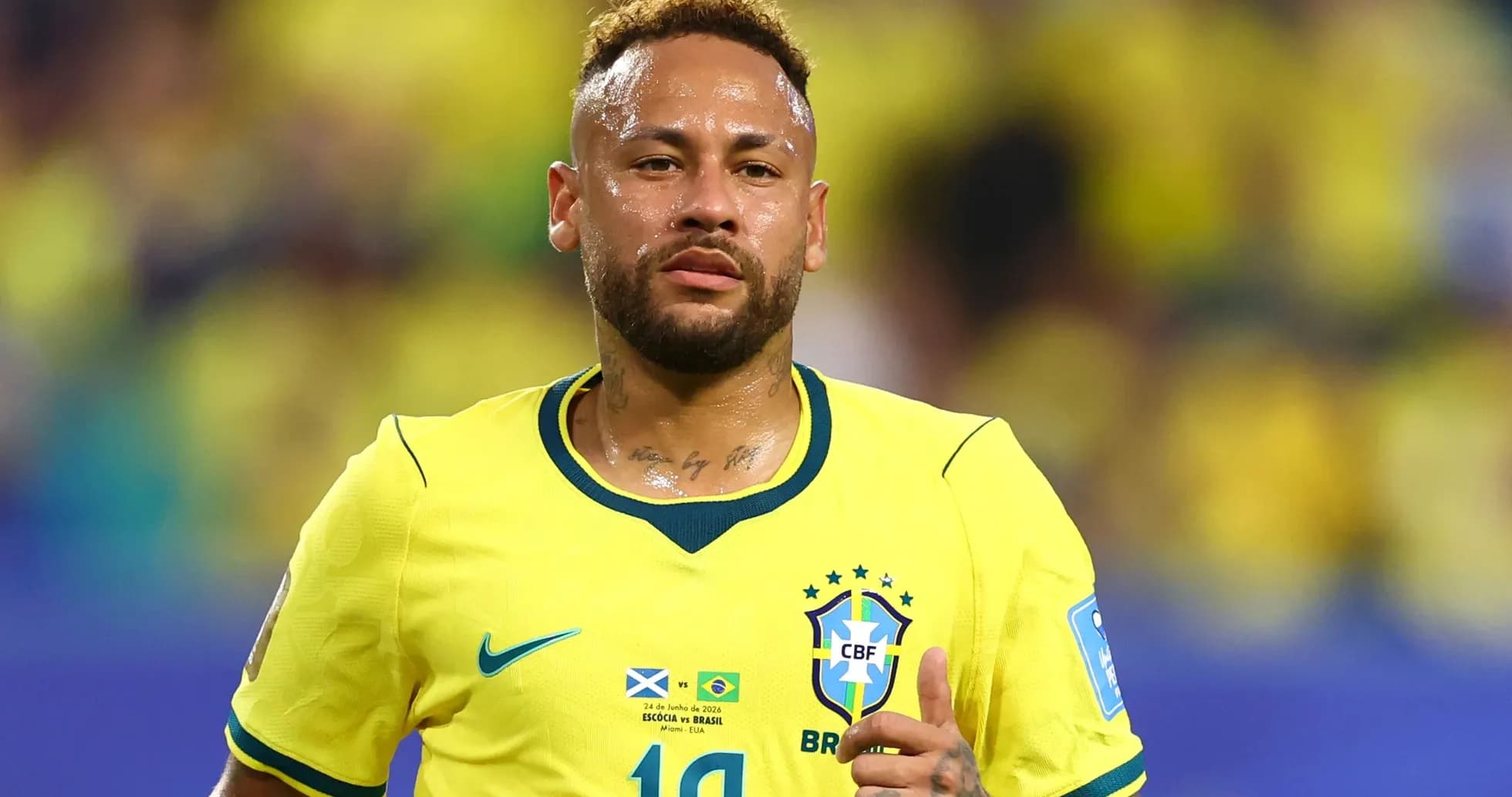 Jugador brasileño en camiseta amarilla durante partido Jugador brasileño en camiseta amarilla durante partido