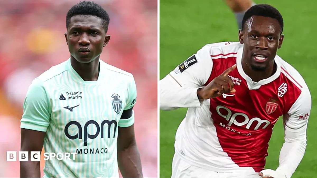 Dos jugadores de AS Monaco en diferentes uniformes Dos jugadores de AS Monaco en diferentes uniformes