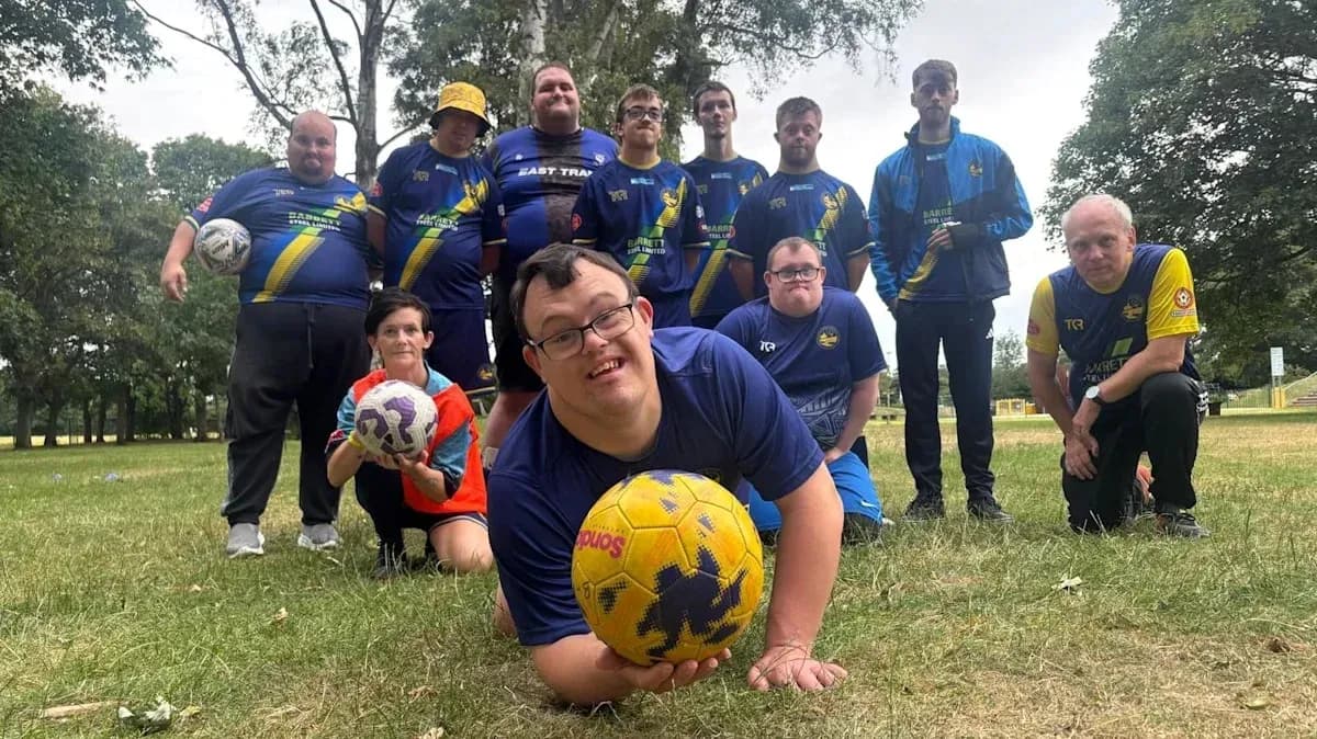 Grupo de jugadores de fútbol posando en el parque Grupo de jugadores de fútbol posando en el parque