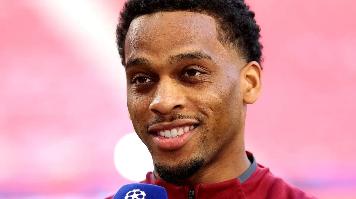 Jugador sonriendo durante una entrevista en el estadio Jugador sonriendo durante una entrevista en el estadio