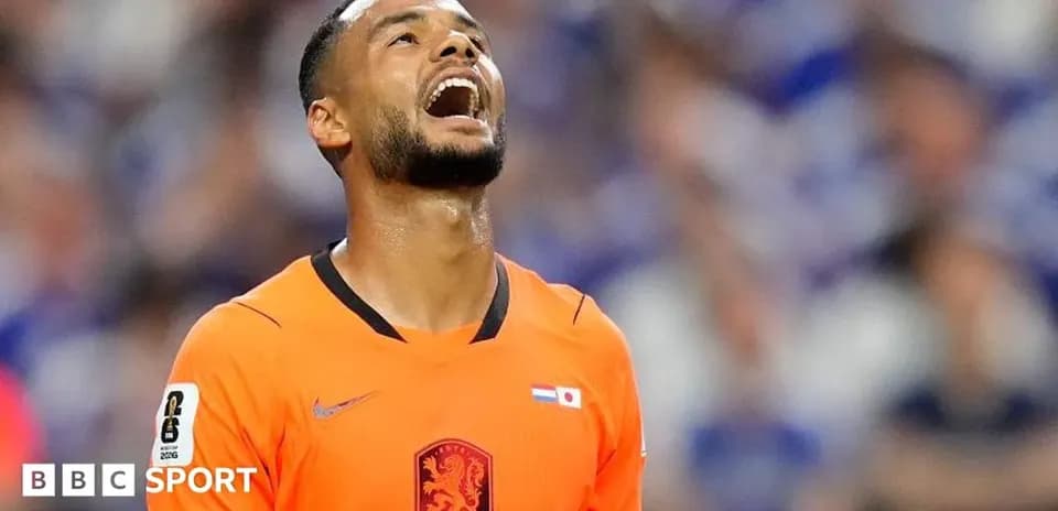 Jugador con camiseta naranja mirando al cielo Jugador con camiseta naranja mirando al cielo