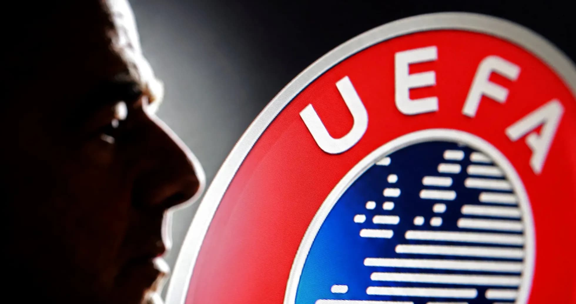 Perfil de un hombre junto al logo de UEFA Perfil de un hombre junto al logo de UEFA