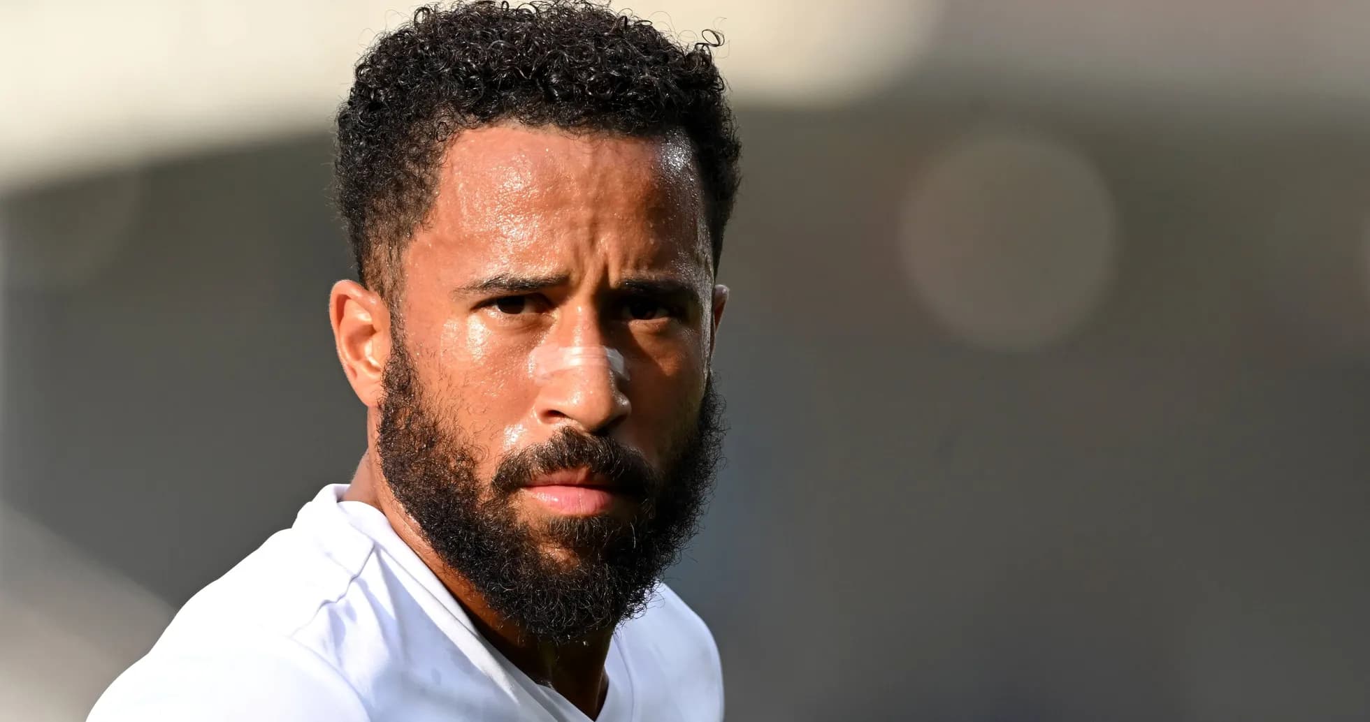 Jugador con camiseta blanca y barba en primer plano Jugador con camiseta blanca y barba en primer plano