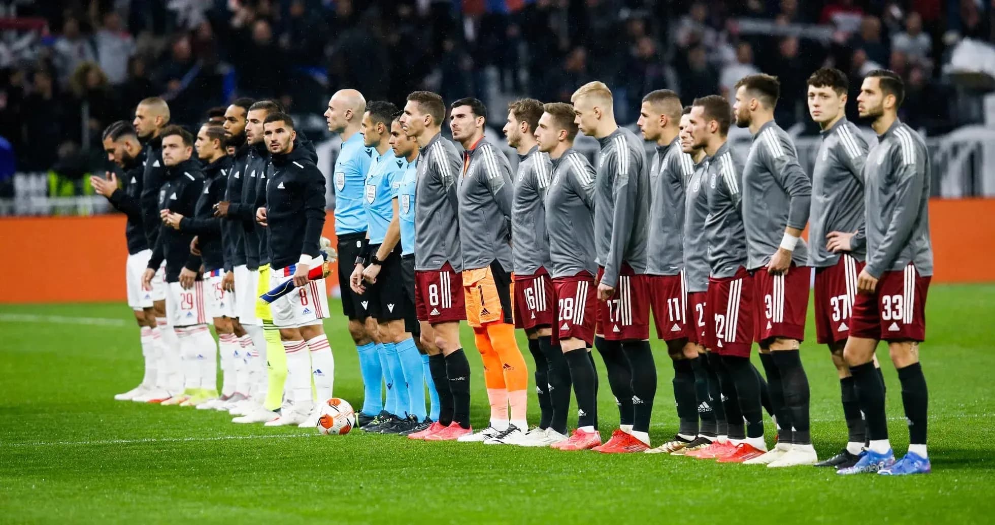 Jugadores de Olympiakos y NEC alineados antes del partido Jugadores de Olympiakos y NEC alineados antes del partido