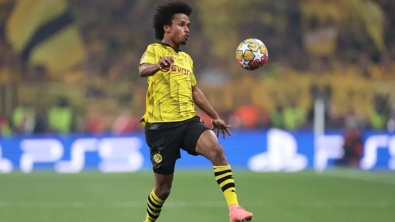 Jugador de Borussia Dortmund controlando el balón en partido Jugador de Borussia Dortmund controlando el balón en partido