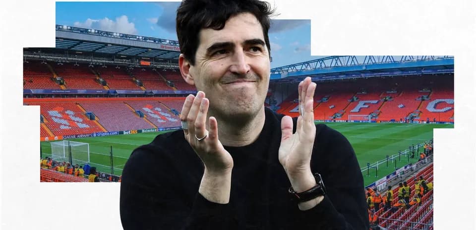 Entrenador aplaudiendo en Anfield tras el partido Entrenador aplaudiendo en Anfield tras el partido