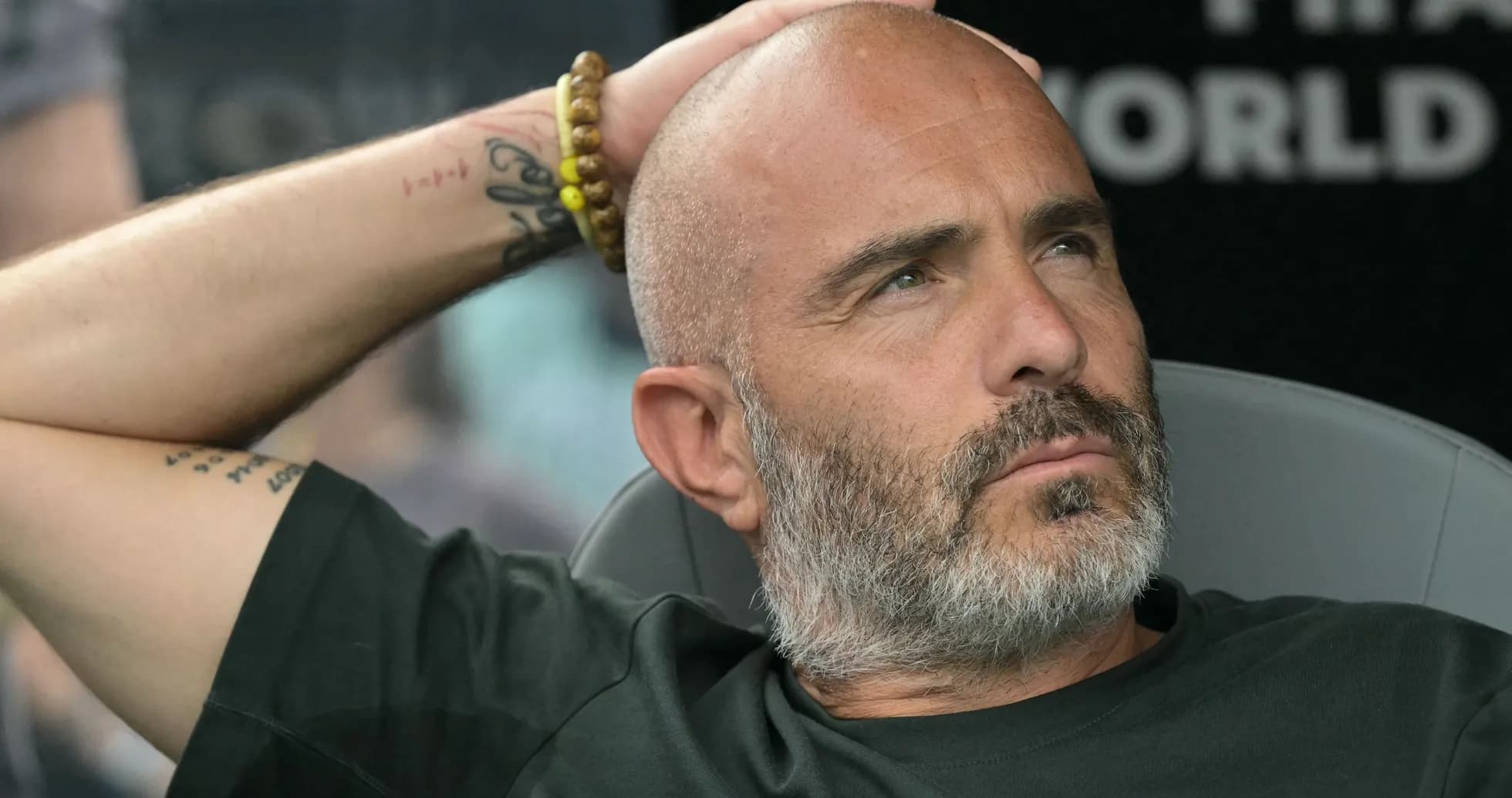 Entrenador pensativo en el banquillo durante el partido Entrenador pensativo en el banquillo durante el partido
