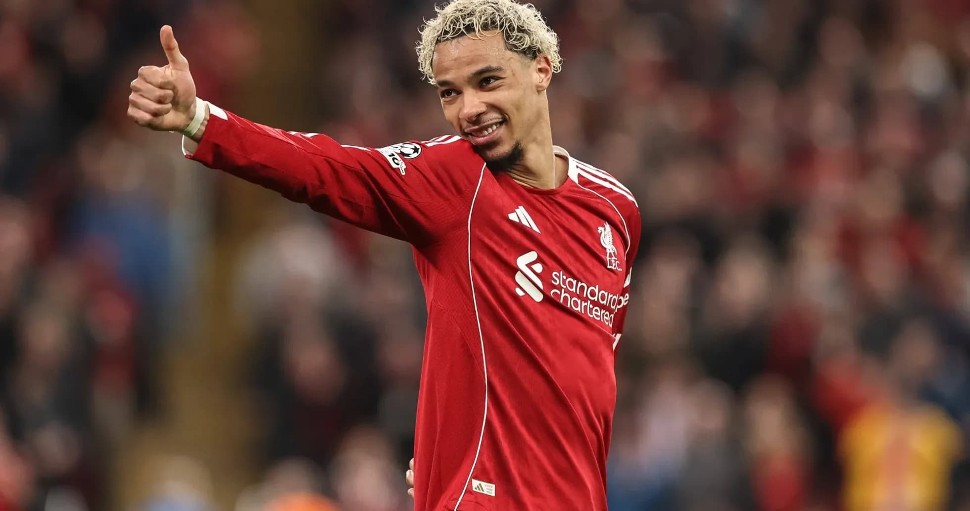 Jugador de Liverpool celebrando con pulgar arriba Jugador de Liverpool celebrando con pulgar arriba