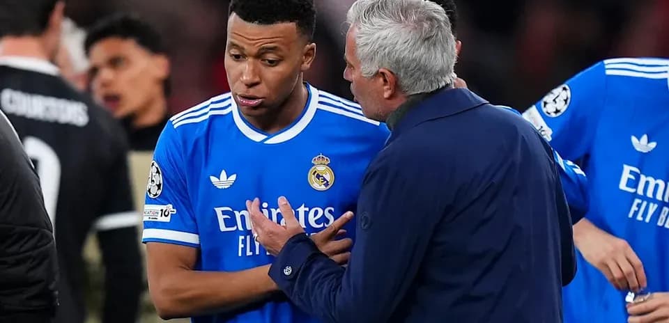 Jugador de Real Madrid hablando con el entrenador Jugador de Real Madrid hablando con el entrenador