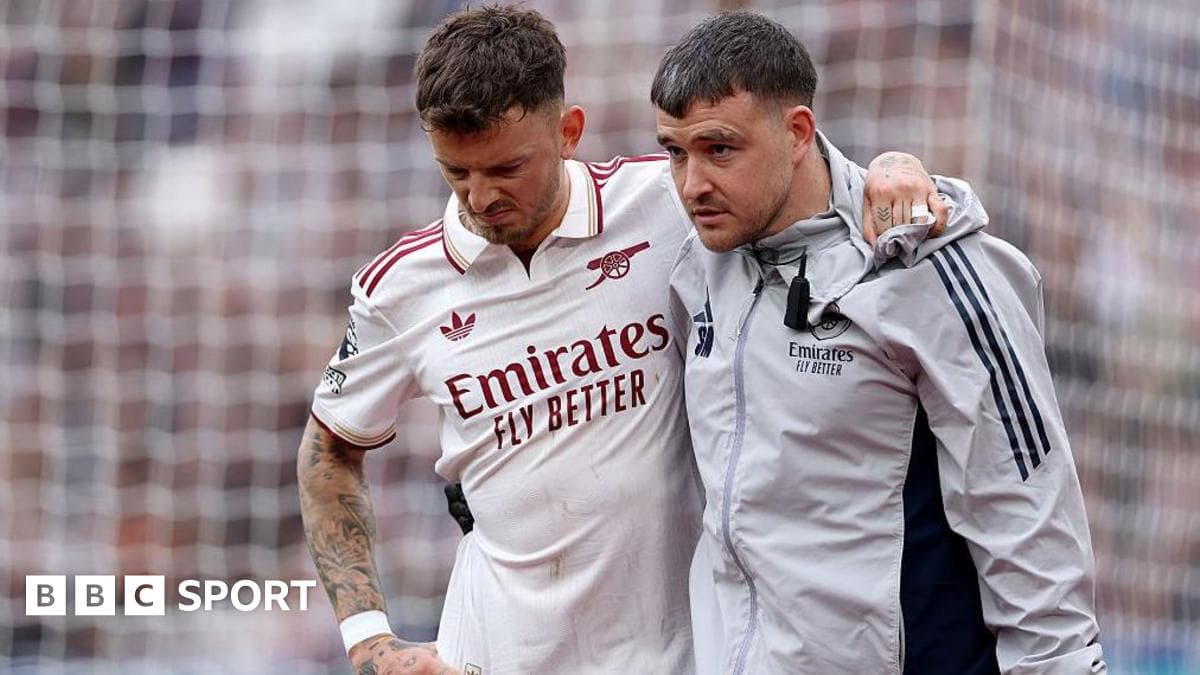 Jugador de Arsenal siendo asistido por personal médico Jugador de Arsenal siendo asistido por personal médico