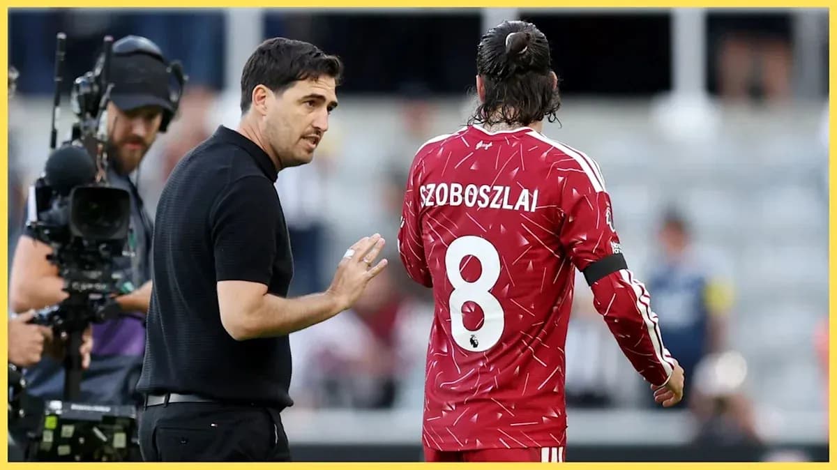 Entrenador hablando con jugador Szoboszlai en el campo Entrenador hablando con jugador Szoboszlai en el campo