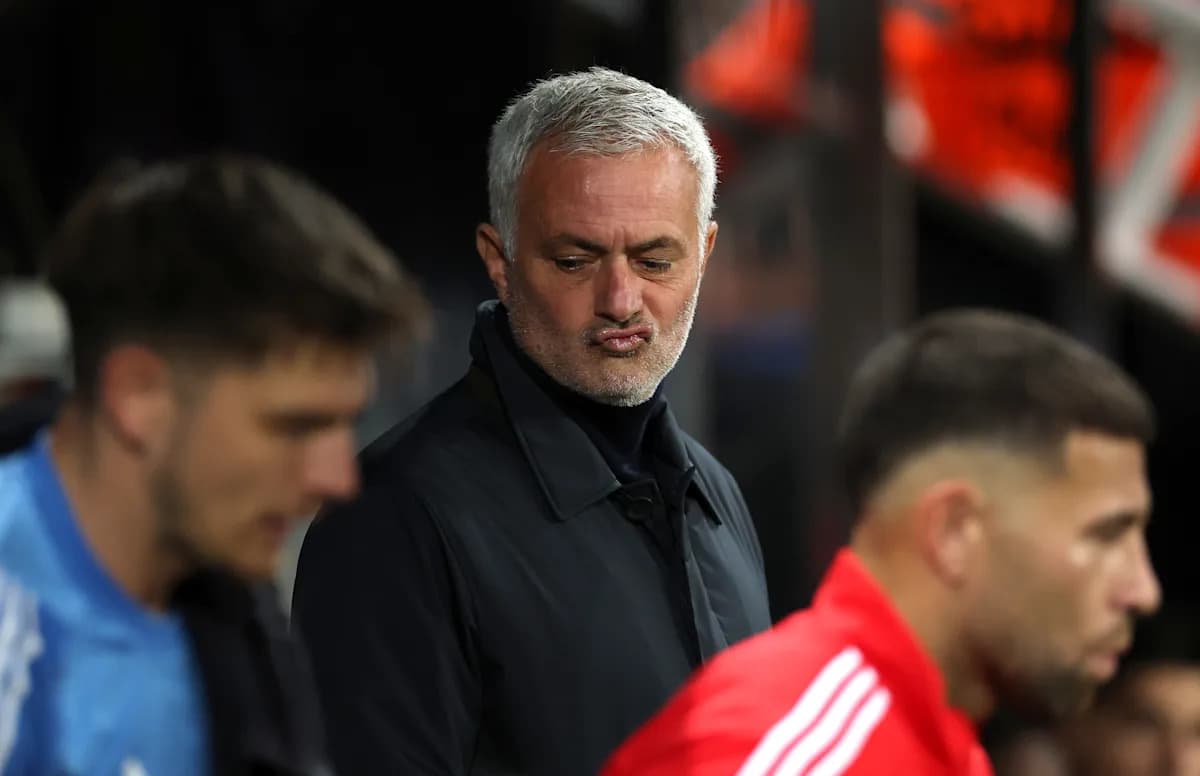 José Mourinho observando desde el banquillo durante el partido José Mourinho observando desde el banquillo durante el partido