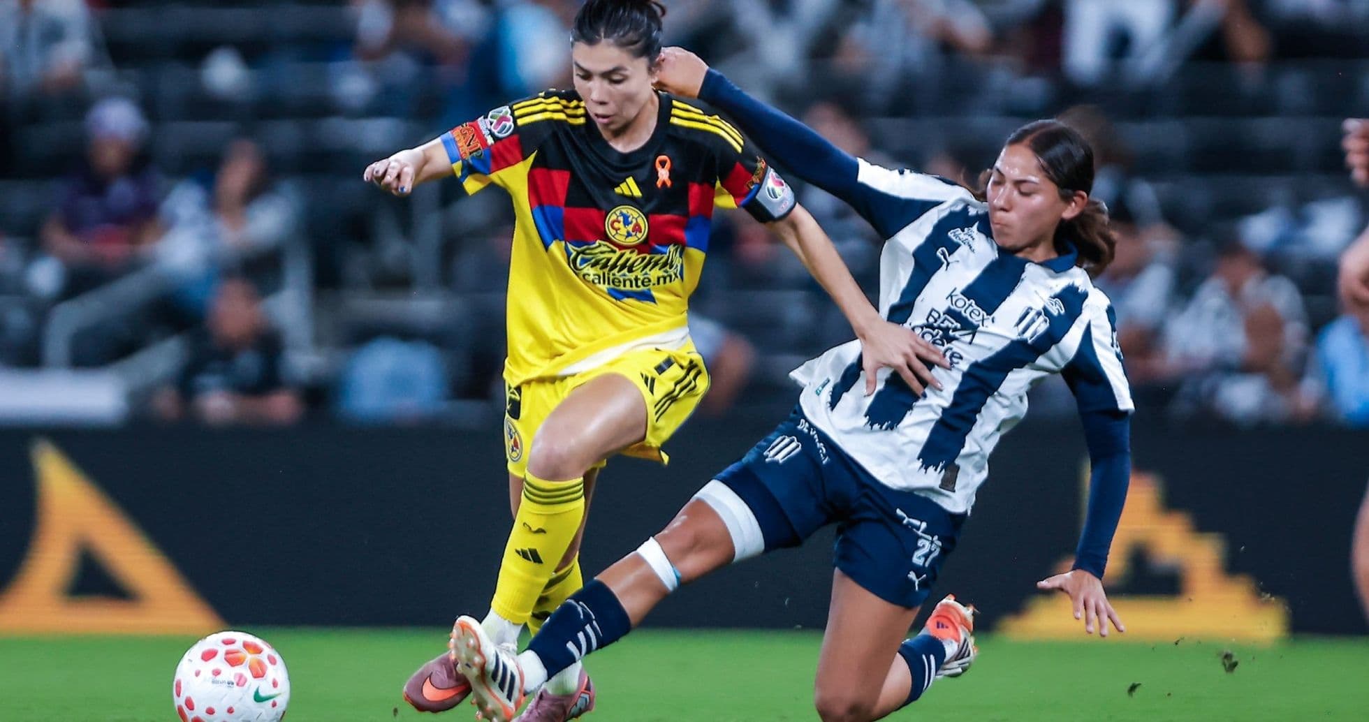 Jugadora de América W desafiando a Monterrey W Jugadora de América W desafiando a Monterrey W