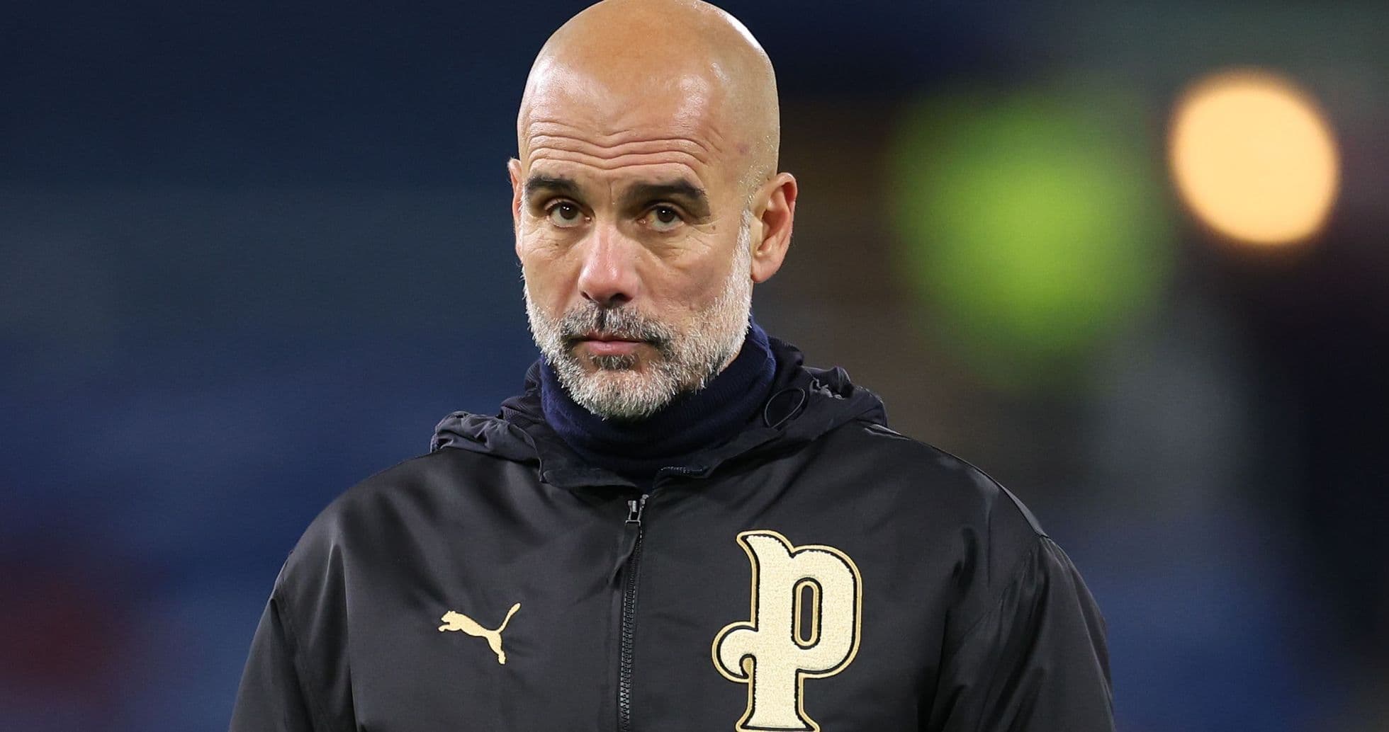 Entrenador en el campo durante un partido Entrenador en el campo durante un partido