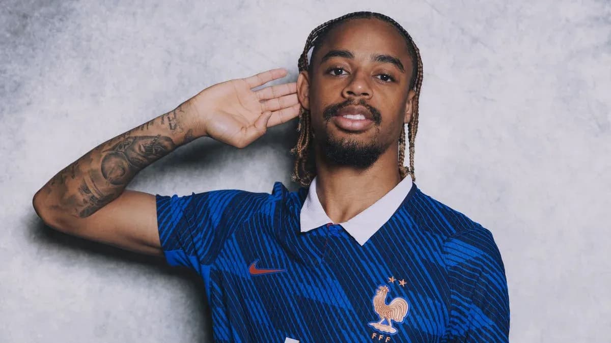 Jugador de fútbol en camiseta de Francia posando Jugador de fútbol en camiseta de Francia posando