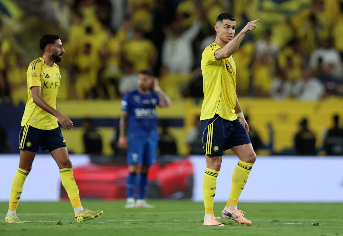 Jugadores de Al Nassr en el campo durante partido Jugadores de Al Nassr en el campo durante partido
