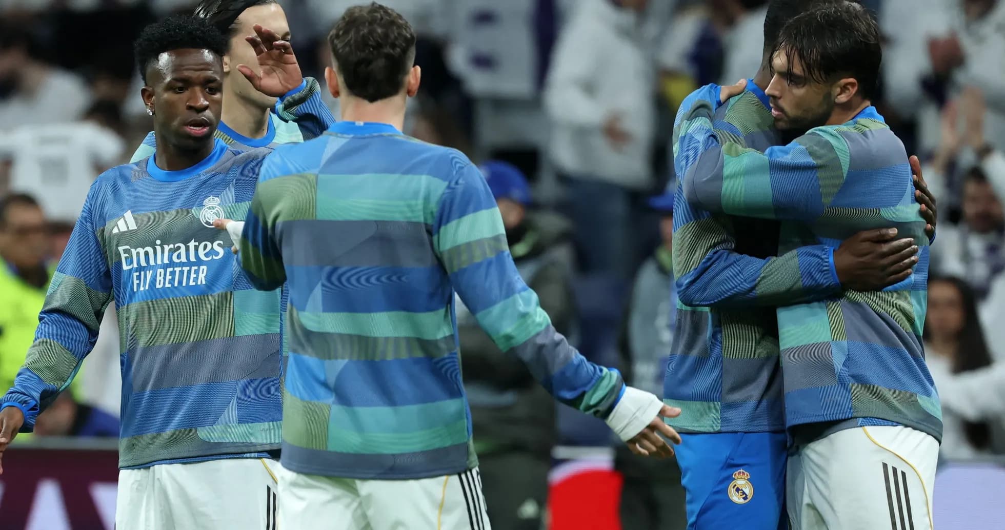 Jugadores de Real Madrid abrazándose en el calentamiento Jugadores de Real Madrid abrazándose en el calentamiento