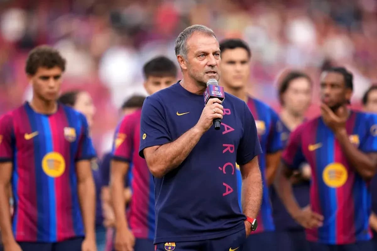 Entrenador hablando en evento con jugadores del Barça Entrenador hablando en evento con jugadores del Barça