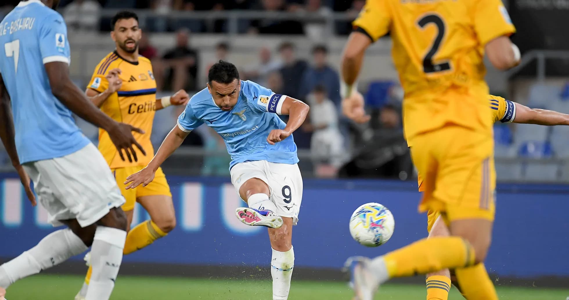 Un jugador de Lazio pateando el balón Un jugador de Lazio pateando el balón
