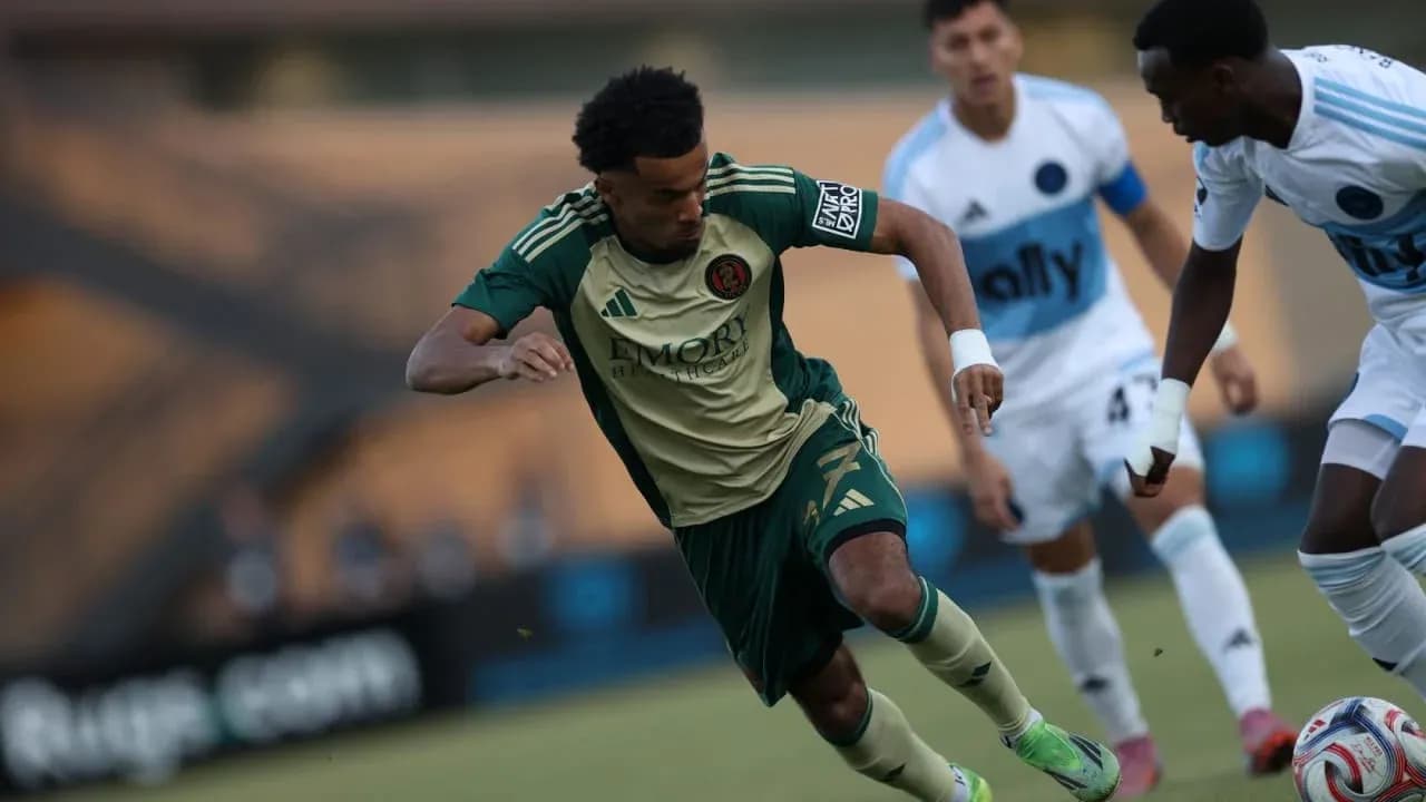 Jugador de Atlanta United II en acción Jugador de Atlanta United II en acción
