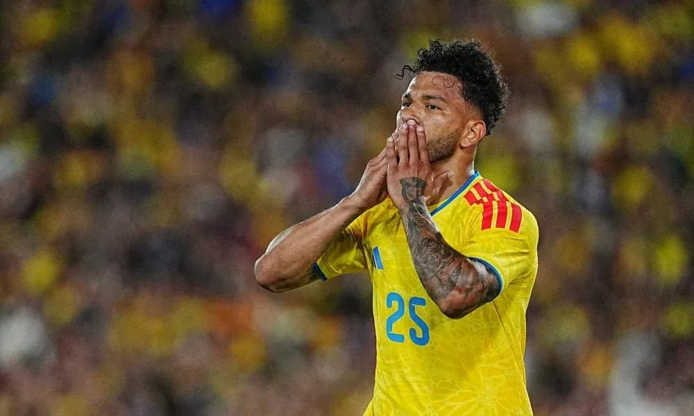 Jugador de Colombia con camiseta amarilla durante partido Jugador de Colombia con camiseta amarilla durante partido
