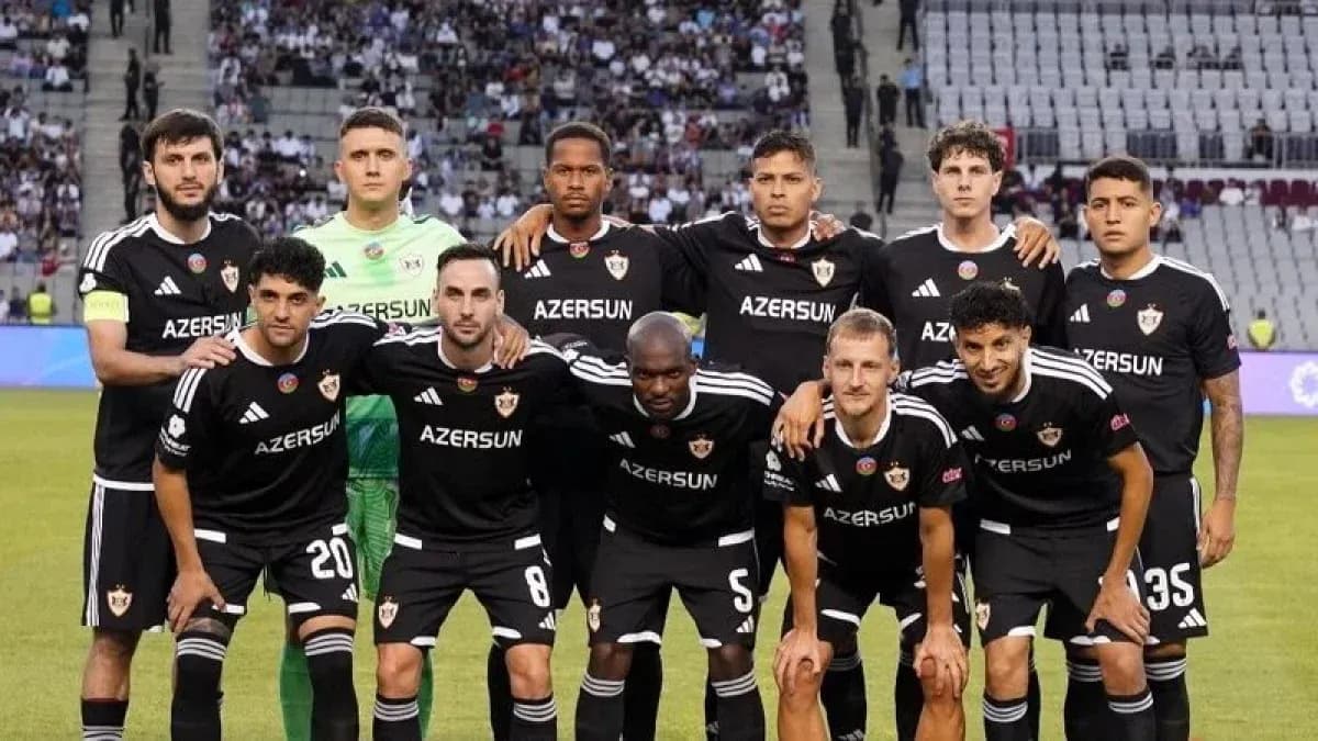 Equipo Qarabağ posando antes del partido Equipo Qarabağ posando antes del partido