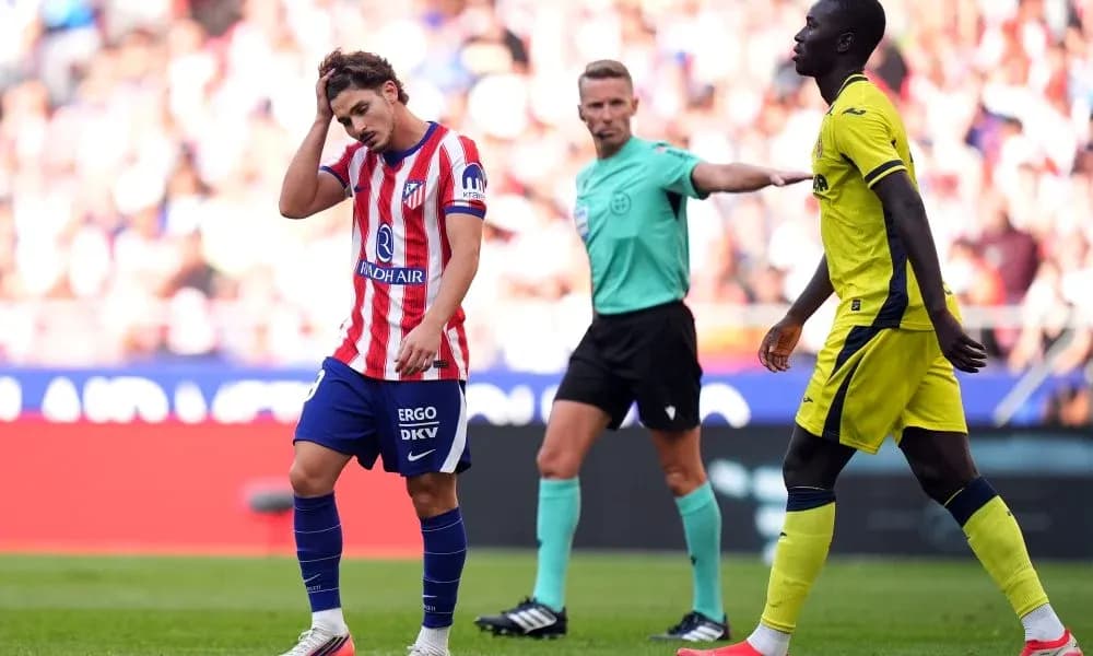 Jugador de Atlético de Madrid se siente frustrado en el partido Jugador de Atlético de Madrid se siente frustrado en el partido