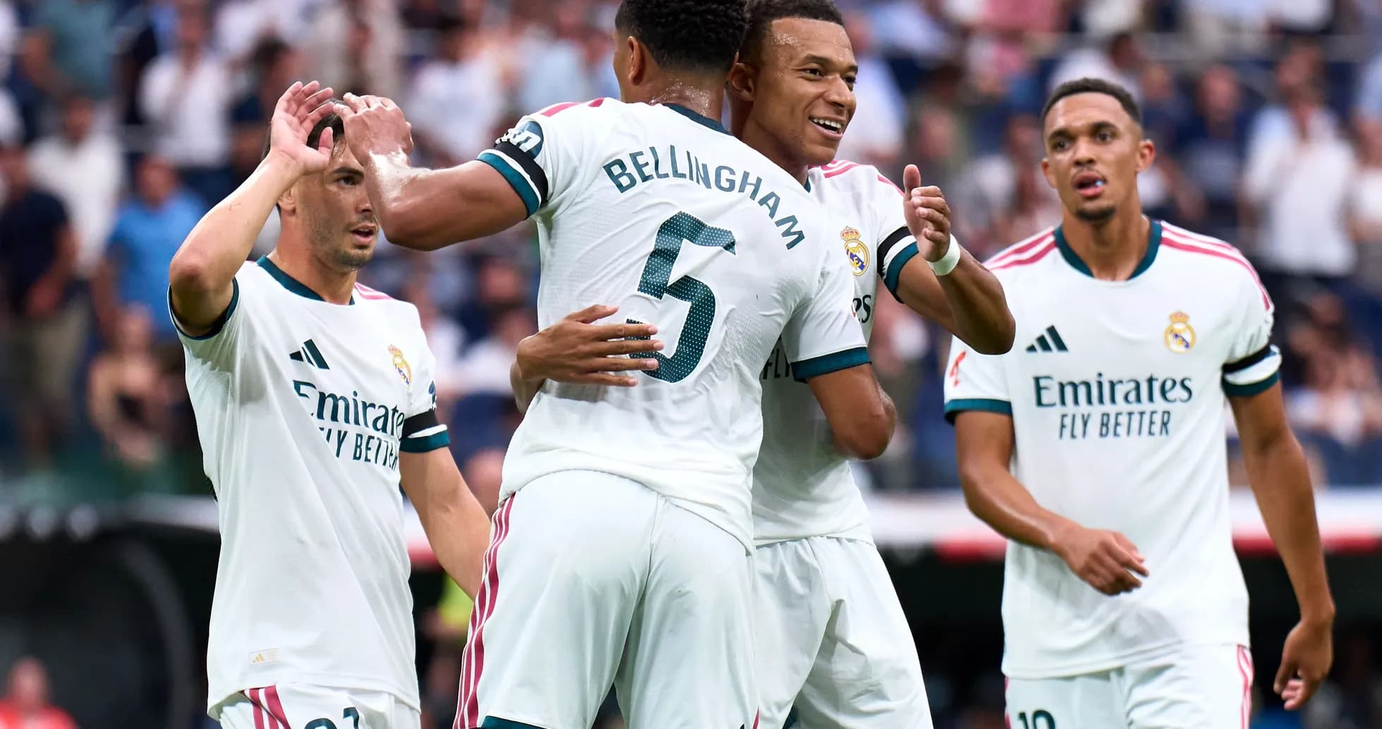 Jugadores de Real Madrid celebrando un gol Jugadores de Real Madrid celebrando un gol