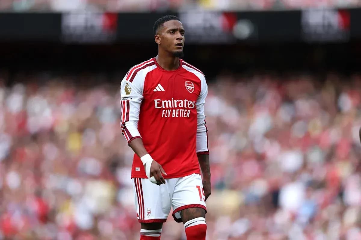 Jugador de Arsenal en el campo durante un partido Jugador de Arsenal en el campo durante un partido