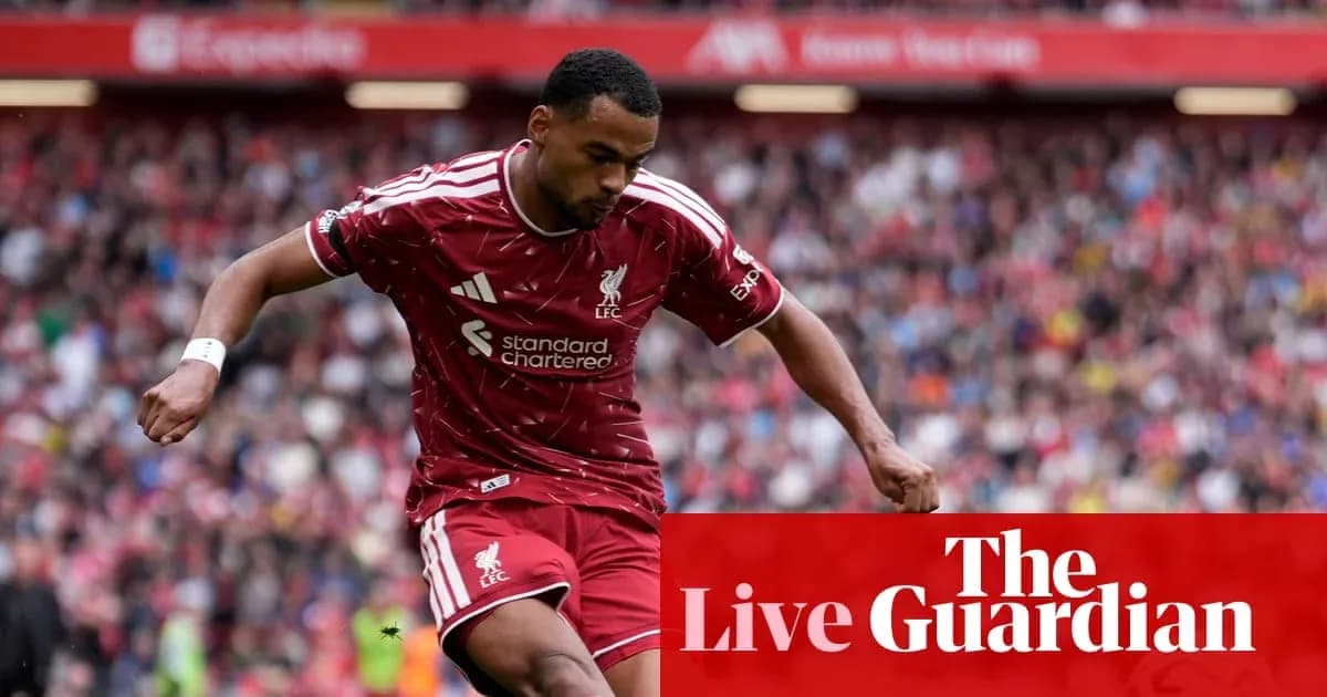 Jugador de Liverpool corriendo en el campo de fútbol Jugador de Liverpool corriendo en el campo de fútbol