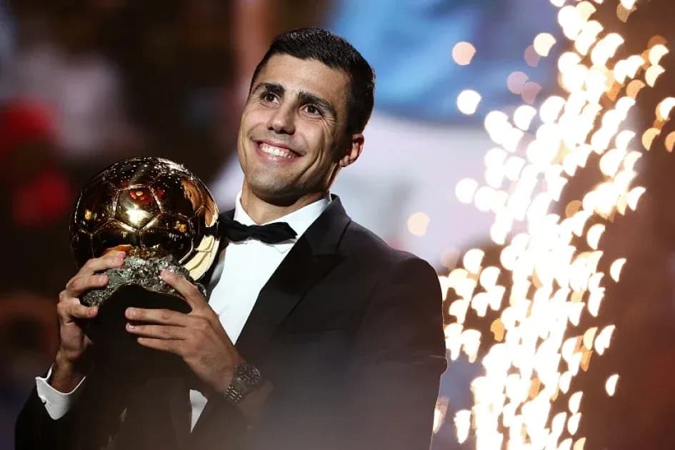 Jugador sosteniendo el Balón de Oro en evento Jugador sosteniendo el Balón de Oro en evento