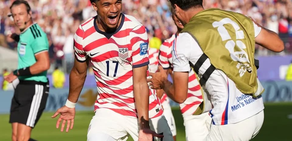 Jugador de EE. UU. celebra un gol Jugador de EE. UU. celebra un gol