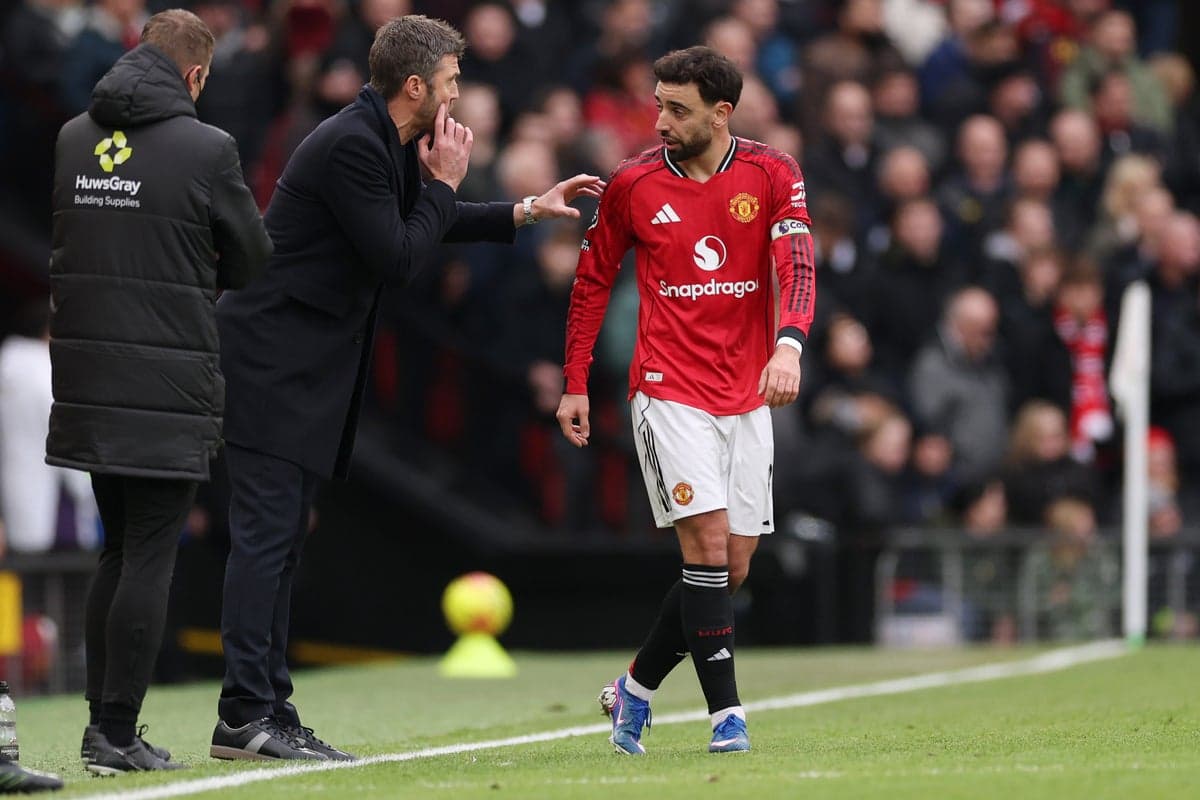 Entrenador dando instrucciones a jugador del Manchester United Entrenador dando instrucciones a jugador del Manchester United