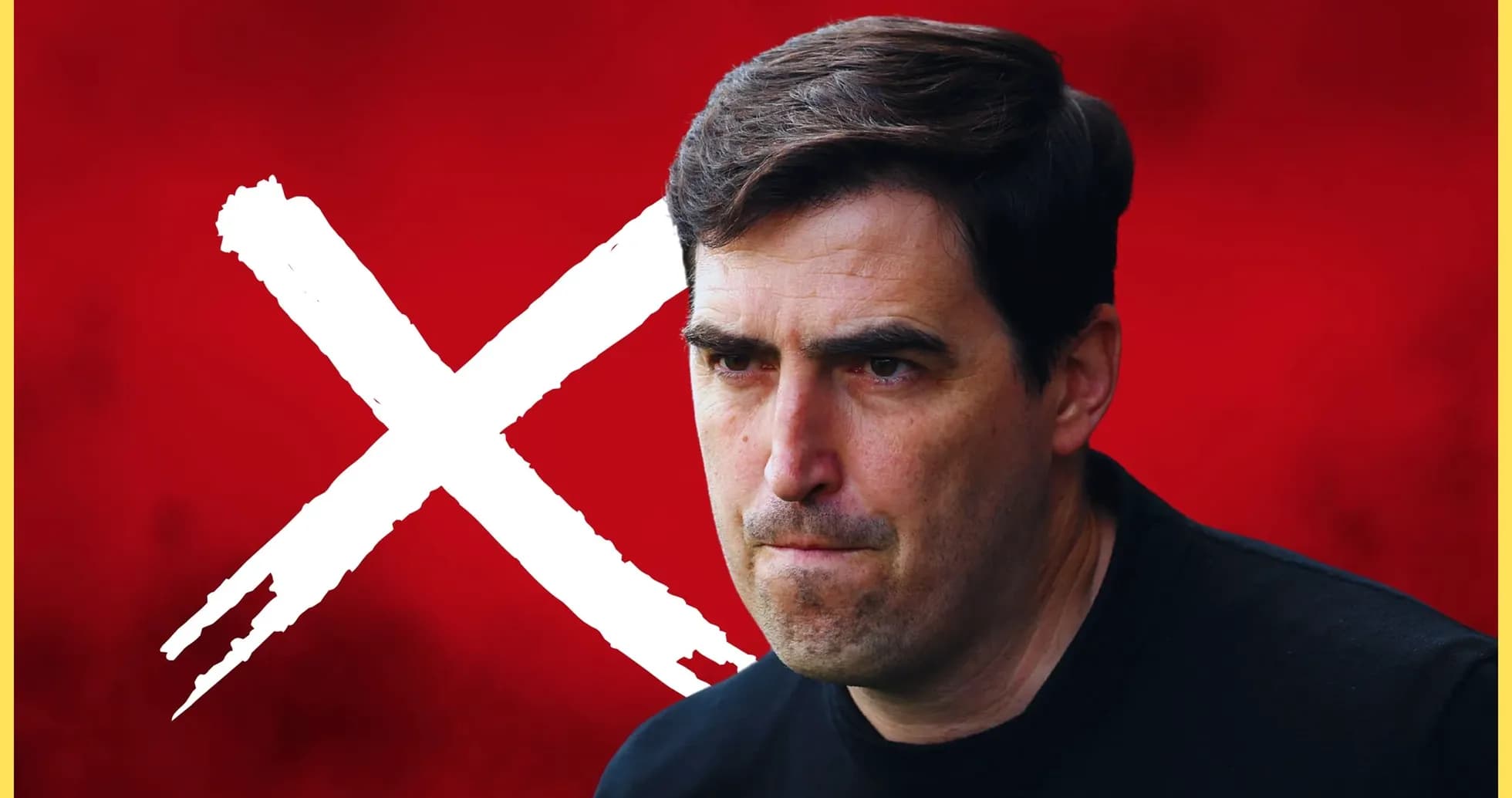 Entrenador con expresión seria sobre fondo rojo Entrenador con expresión seria sobre fondo rojo