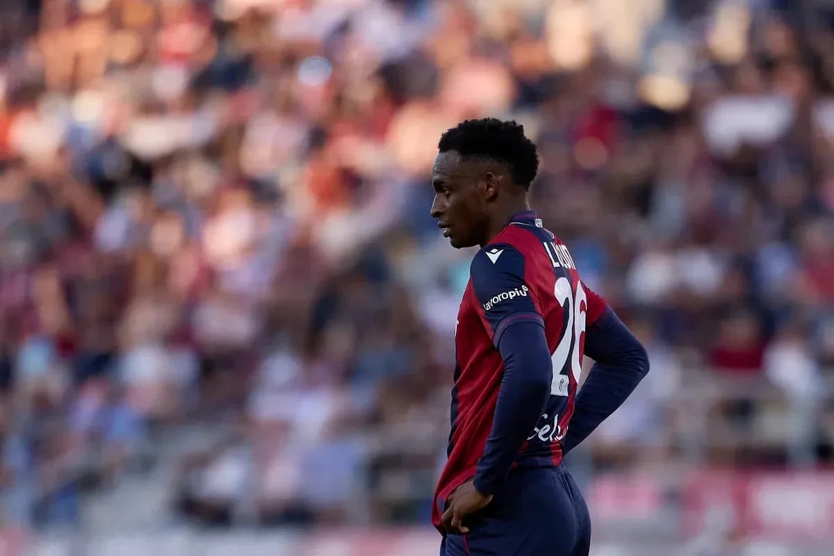 Jugador de Levante en campo durante el partido Jugador de Levante en campo durante el partido