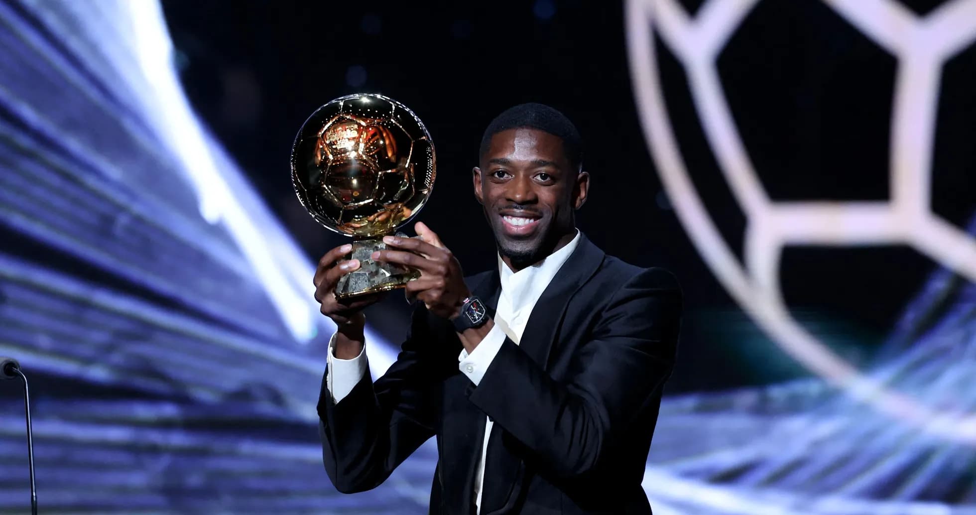 Jugador levantando el Balón de Oro en ceremonia Jugador levantando el Balón de Oro en ceremonia