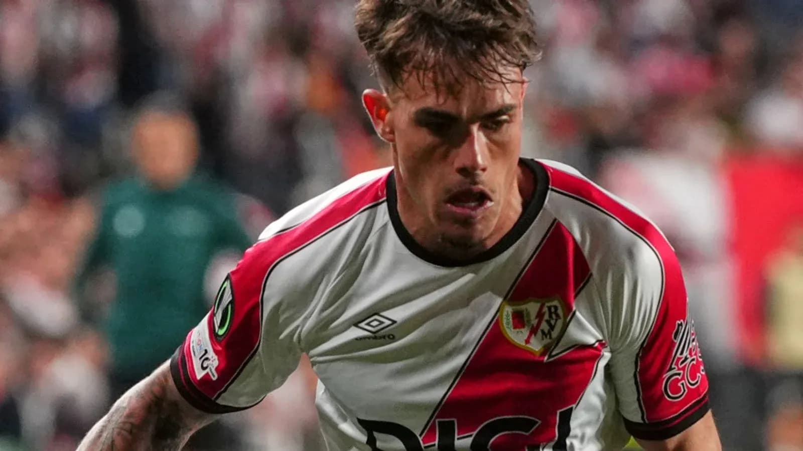 Jugador de Rayo Vallecano en acción durante partido Jugador de Rayo Vallecano en acción durante partido