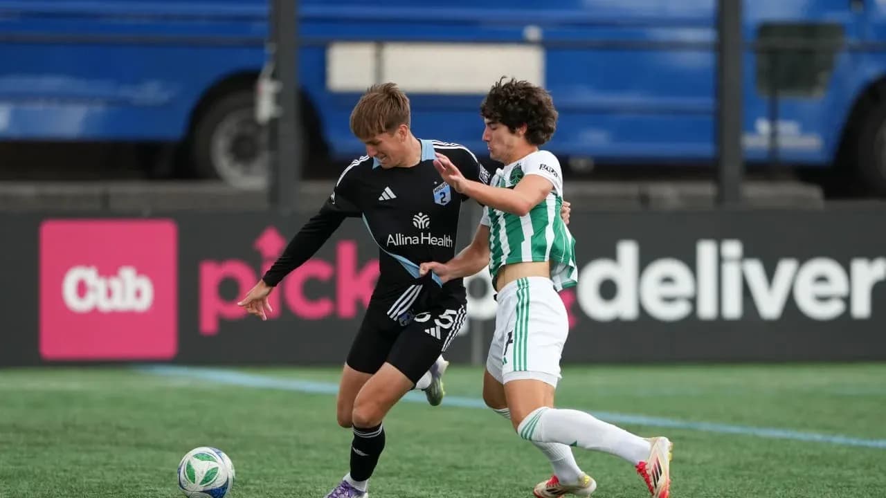 Jugador de Minnesota United II luchando por el balón Jugador de Minnesota United II luchando por el balón